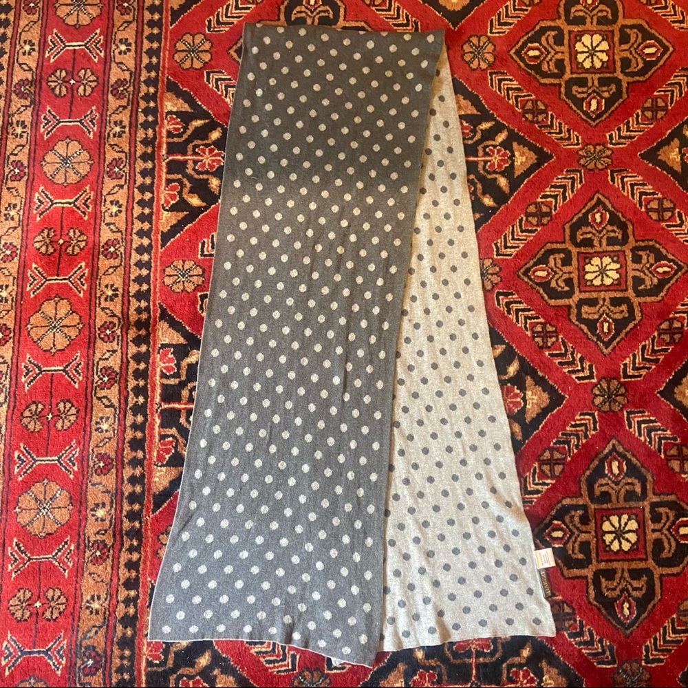 Reversible grey polkadot scarf.